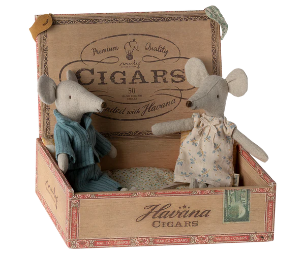 Mum & Dad Mice in Cigar Box